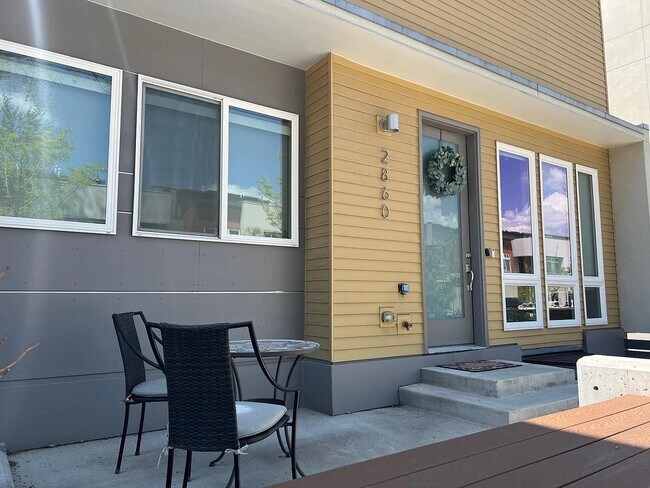 Front porch - 2860 W Parkside Pl