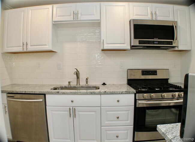 Foto del edificio - 48677 Sugarbush Rd