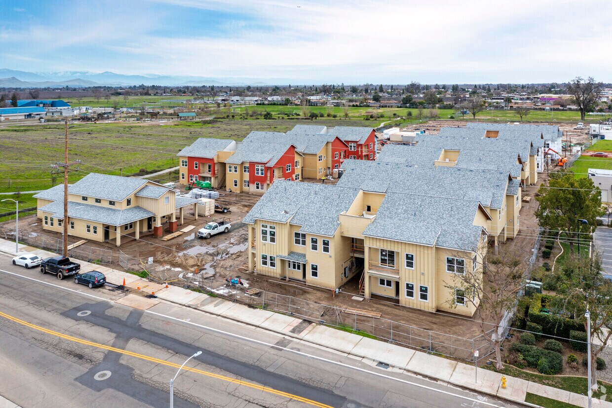 Los Arroyos Apartments in Farmersville, CA