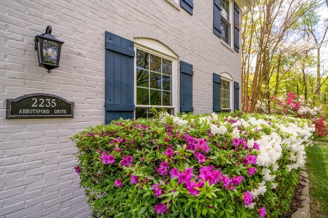 Foto del edificio - Extensively Renovated 4-Bedroom Home in Prime Location! Unbelievable custom kitchen.