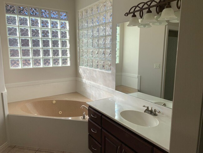 Foto del edificio - Beautiful 4 Bedroom 2 Bathroom Home