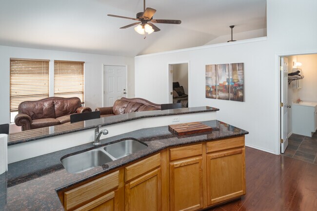 Foto del edificio - A slice of the Texas Hill Country - 1 Bedroom, 1 Bathroom with large back deck!