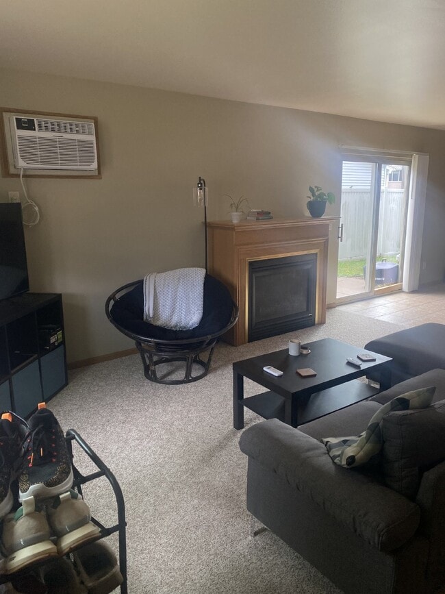 Building Photo - Huge 2 bed 1 bath just off Water St availa...