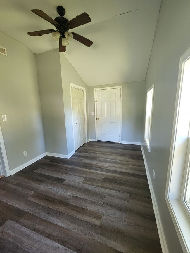 Building Photo - Newly Updated Spacious Three Bedroom with ...