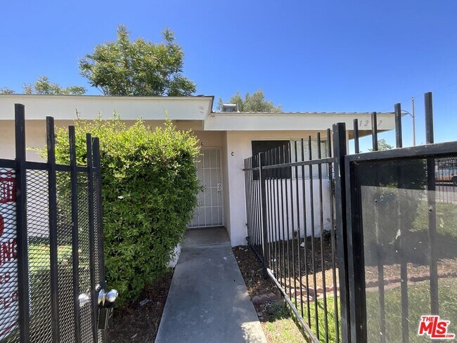 Foto del edificio - 1287 Olive Tree Ln