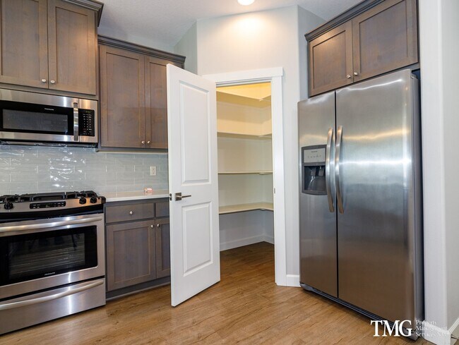 Foto del edificio - Pre- leasing - Modern Open Home Plus A Garage!