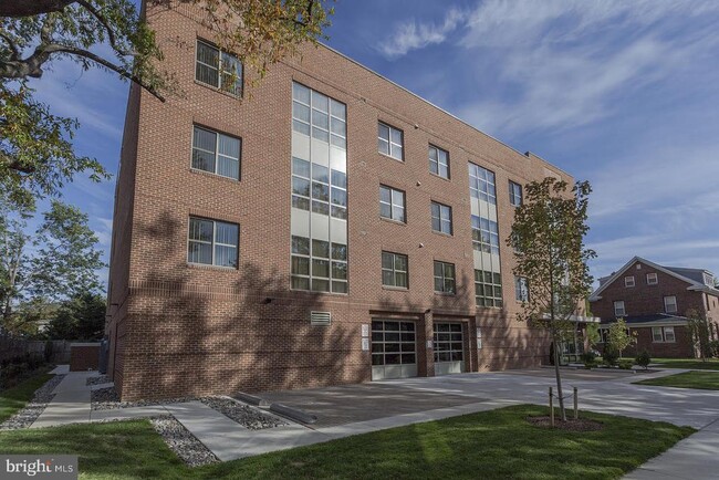 Building Photo - 905 N Jackson St