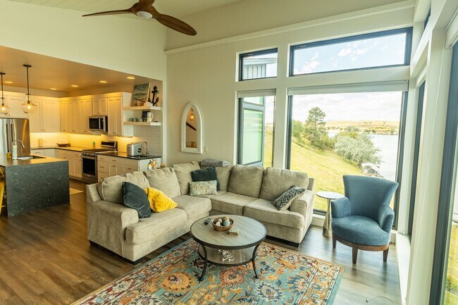 Building Photo - Jones - Fully Furnished Condo on the River Available Mid Sept - Mid May Only