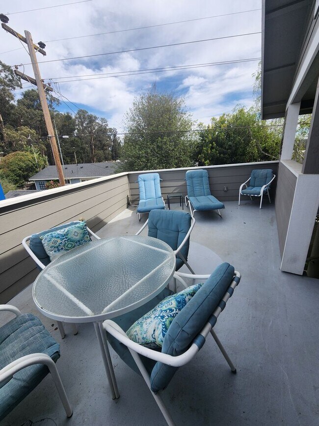 Foto del edificio - Beautiful Updated Unfurnished Apartment- All Utilities Included!