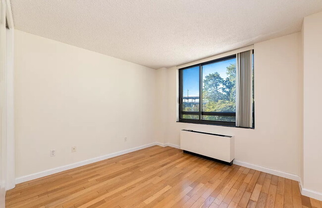 Foto del edificio - super One Bdrm with large windows flood the apartment