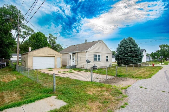 Building Photo - 2 Bedroom / 1 Bath Home in Carter Lake!