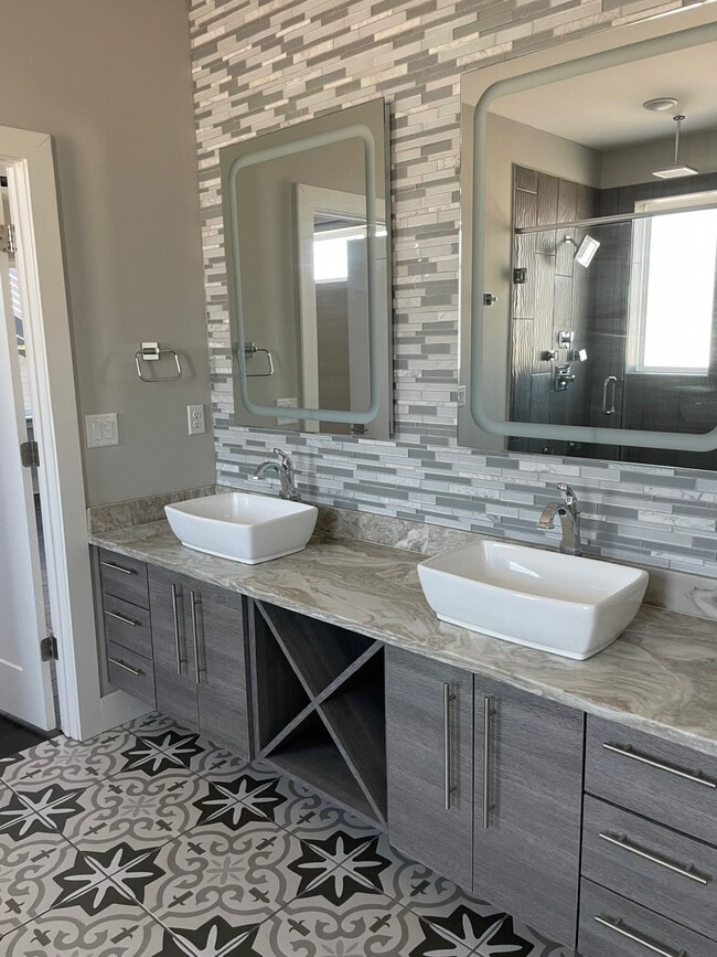 Building Photo - 1 N Desoto Pl