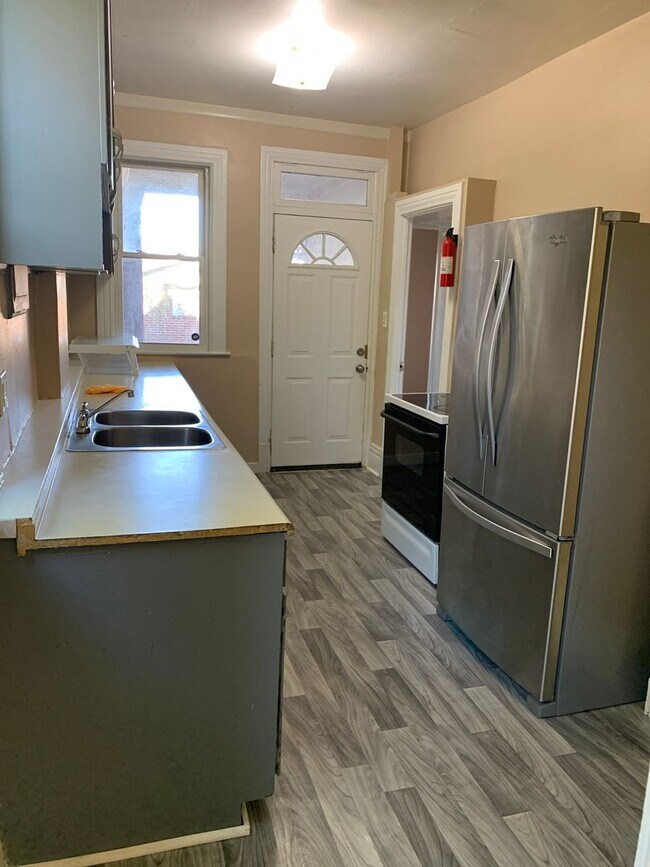 Building Photo - Large 3 Bedroom, 1.5 bath House