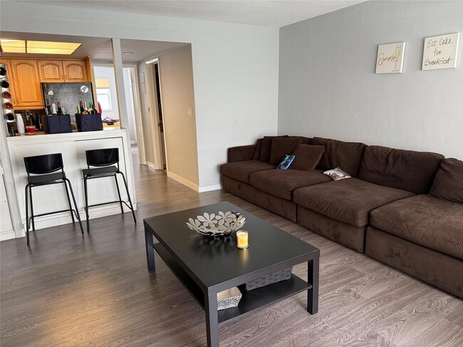 Photo - 1110 N Riverside Dr Apartment