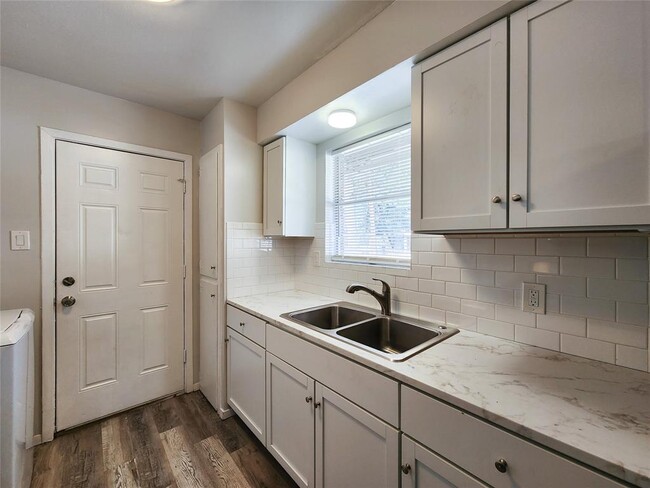 Foto del edificio - 8312 Lavender St