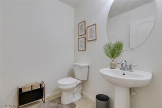 Building Photo - 685 Taliput Palm Pl