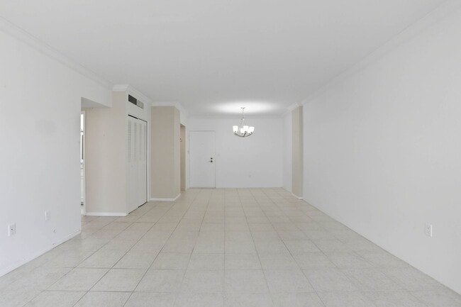 Living room - 800 West Ave