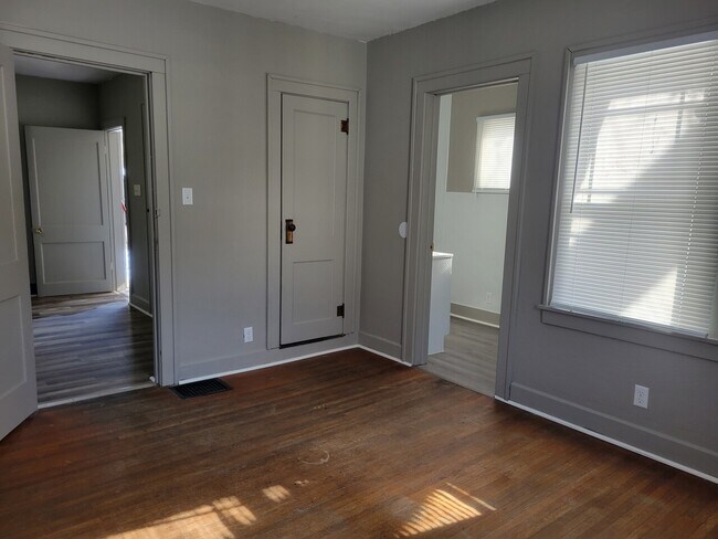 Building Photo - 1223 E 10th St