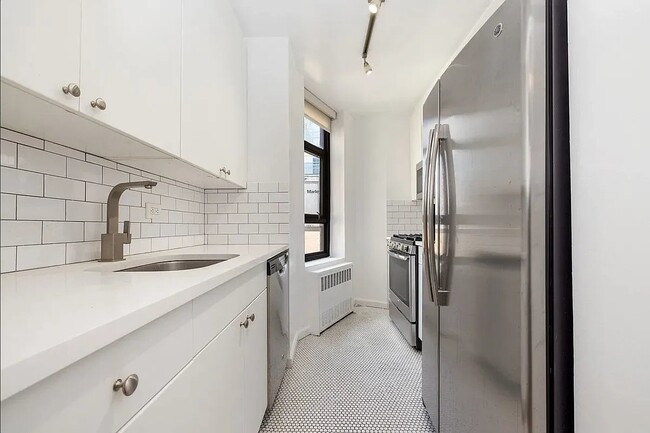 Foto del edificio - 245 E 44th St