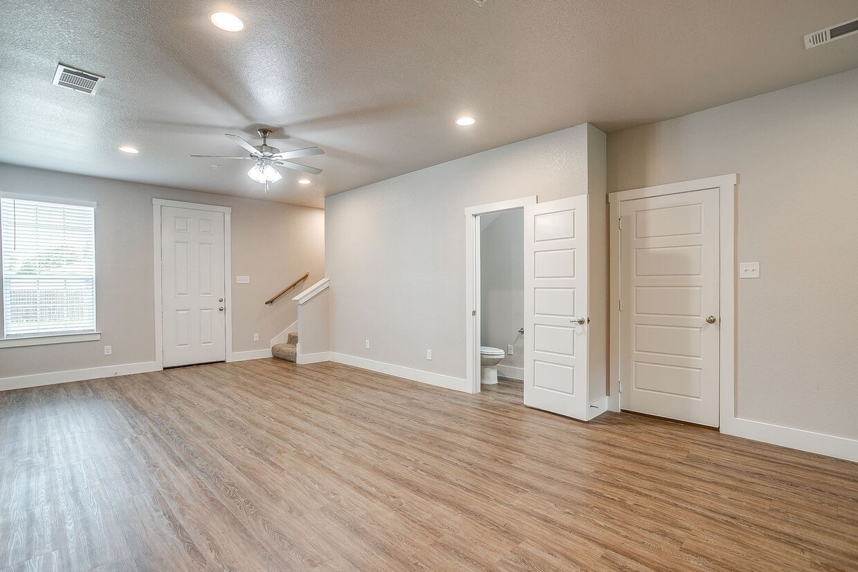 Primary Photo - *BACK TO SCHOOL MOVE IN SPECIAL*