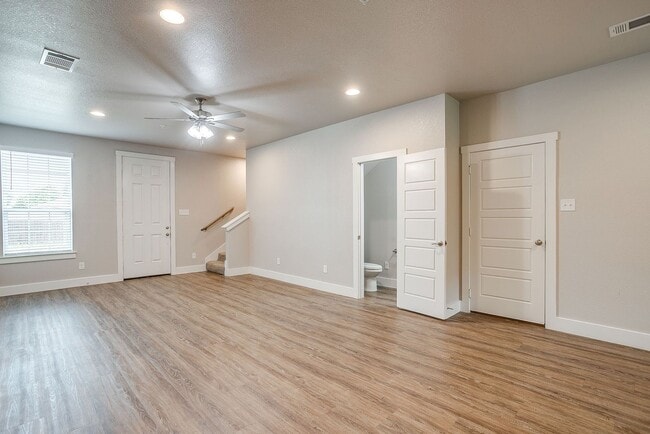 *BACK TO SCHOOL MOVE IN SPECIAL* - *BACK TO SCHOOL MOVE IN SPECIAL* House