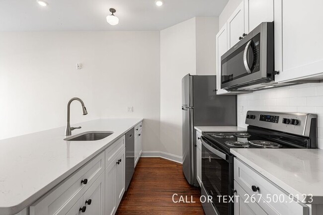 Building Photo - Spacious  and bright 2BR/1BA 1st floor uni...