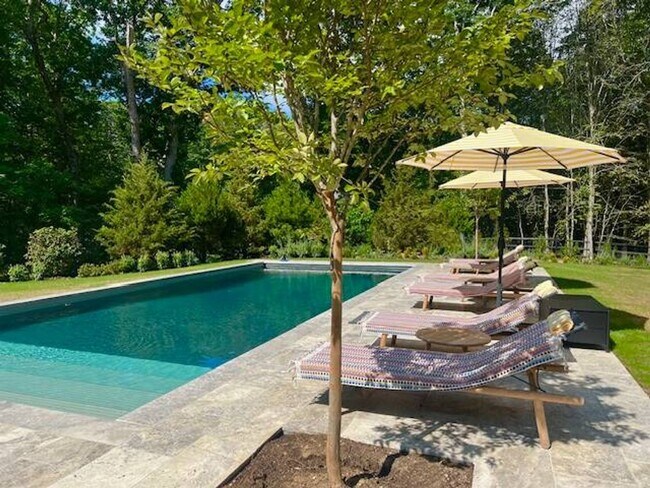 Building Photo - 9 Willow Pond Rd