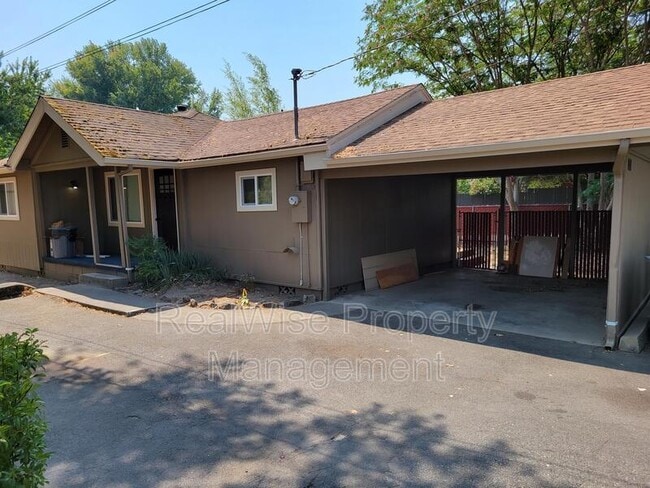 Building Photo - 1411 SW G St