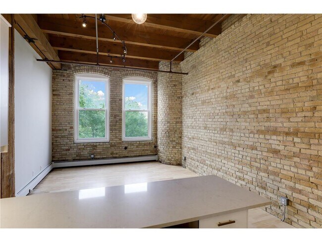 Building Photo - 400 N 1st St