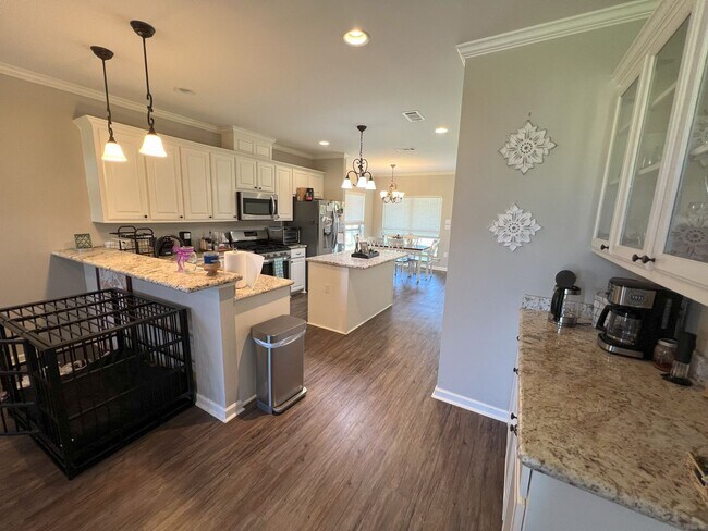 Building Photo - 3 Bedroom 2 Bath home located in Lakeside ...