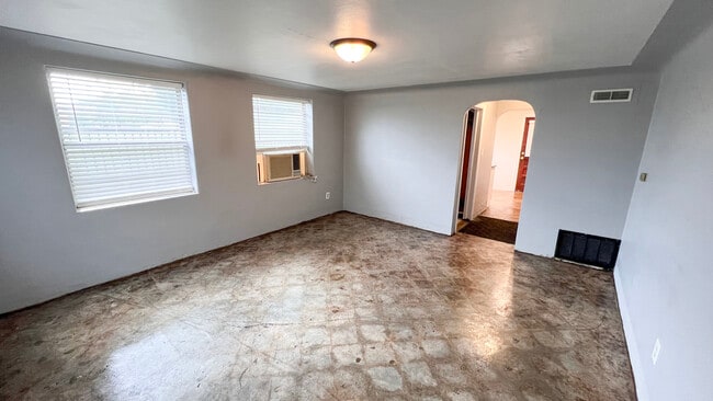 Studio Bedroom - 227 W Dunklin St