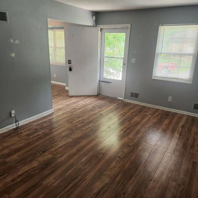 Foto del edificio - Beautifully Updated 3 Bedroom duplex in Bl...