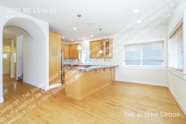 Building Photo - 4021 NE 45th St