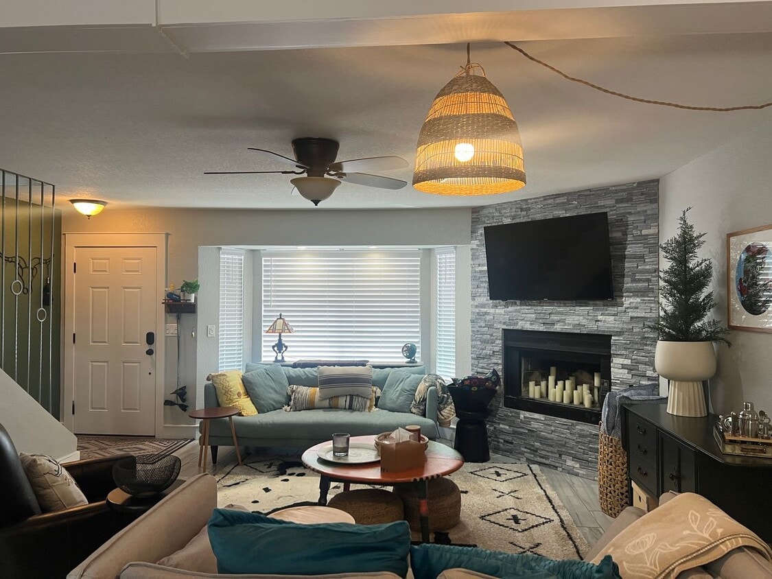 Primary Photo - Updated Town house backed by National Forest