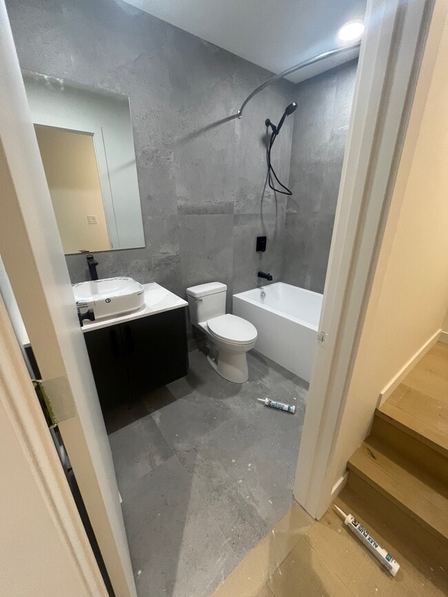 Building Photo - 238-238 Wellington Crescent