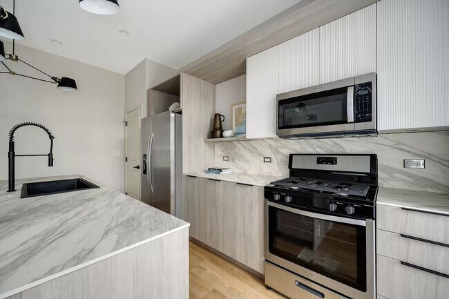 Foto del edificio - 3153 N Tripp Ave