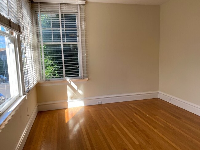 Photo - Bright, Corner Studio! Laundry On-Site! HARDWOOD! High Ceilings! Apartment