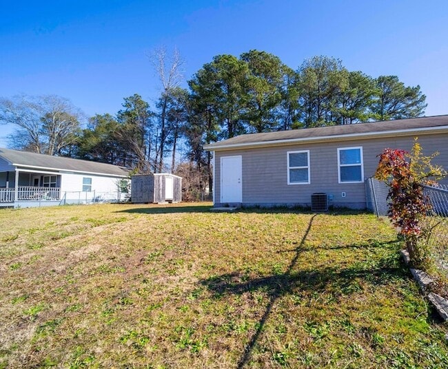 Building Photo - 2025 Shepherd Dr