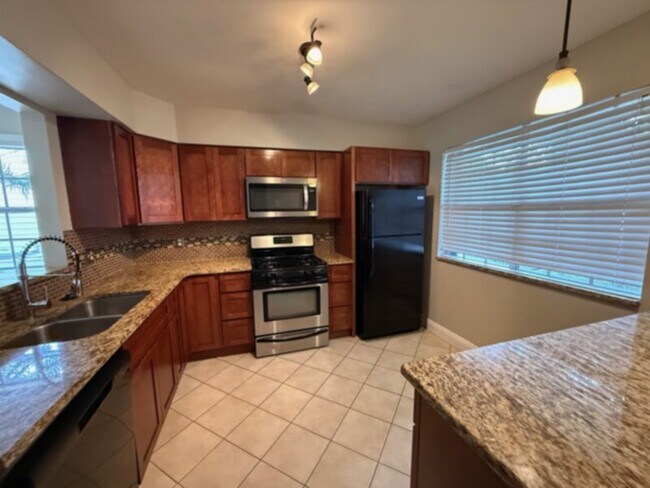 Foto del edificio - 2Bed, 2 Bath, Garage,Fireplace, &amp; Comm...