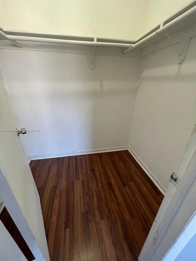Foto del edificio - 1035 W 77th St