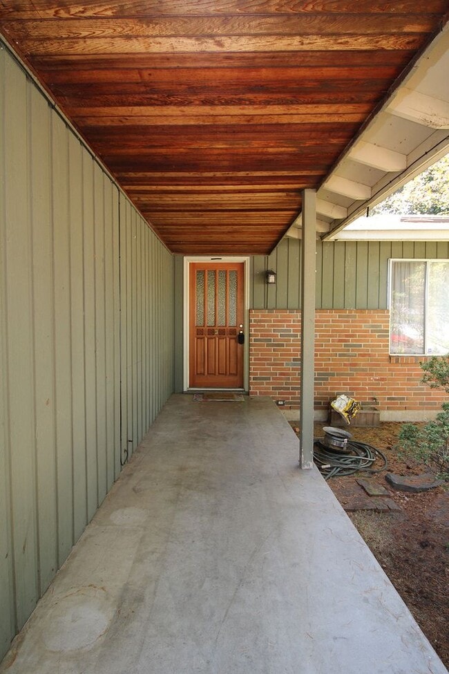 Foto del edificio - Delighfully Charming 3+ bed, 2 Bath Ranch ...