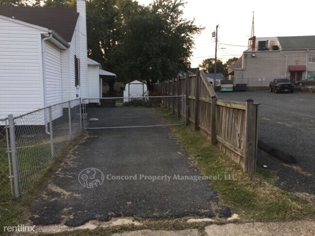 Foto del edificio - 3 br, 1.5 bath House - 221 Ashwood Rd