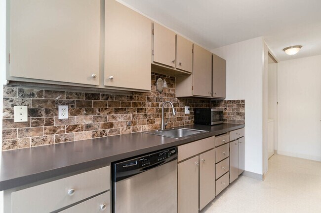 Foto del edificio - 2500 Canterbury Ln E