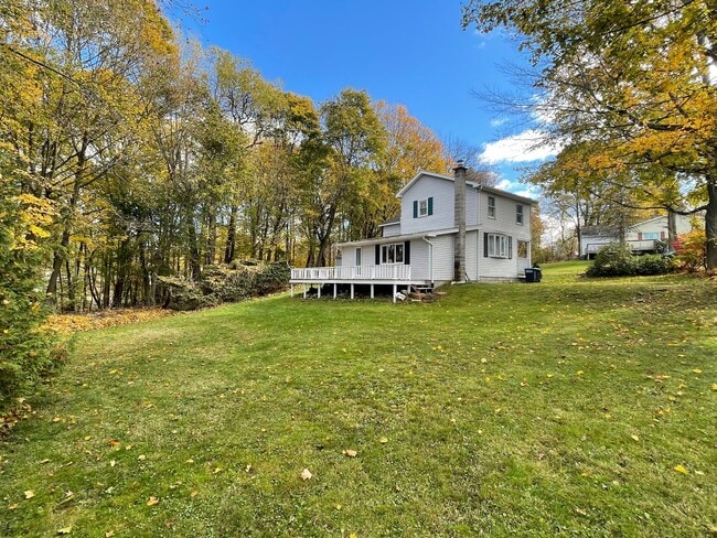 Foto del edificio - Charming 3-Bedroom Home Near Pontoosuc Lake