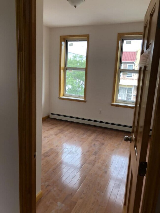 Building Photo - 1547 W 11th St