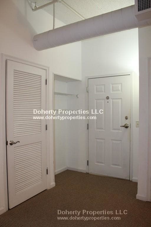 Building Photo - 1 Bed Condo: Prime Downtown Location!!