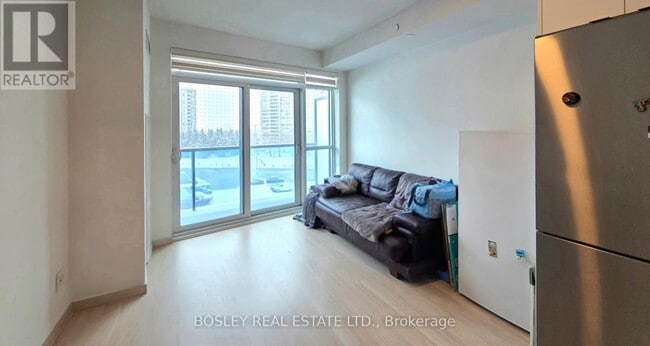 Photo du bâtiment - 30 Upper Mall Wy