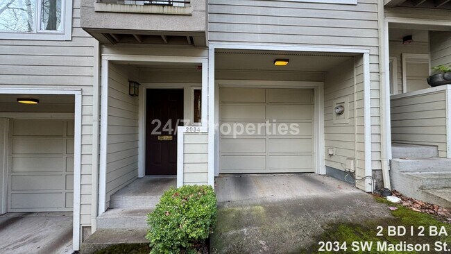 Foto del edificio - Charming 2 BD I 2 BA Townhome - Goose Hollow