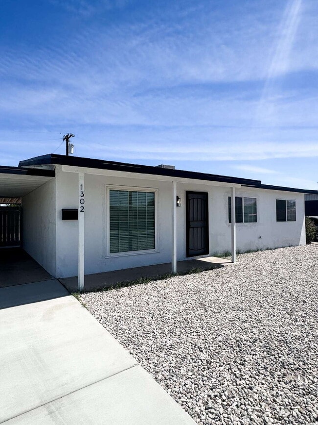 Building Photo - Cozy 3-Bed Oasis in Yuma's Heart