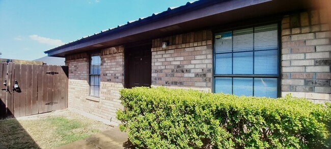 Foto del edificio - 1301 W Carmen Ave